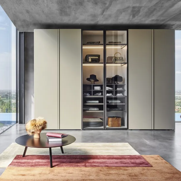 Armoire Scrigno laquée avec portes centrales en verre de Sangiacomo