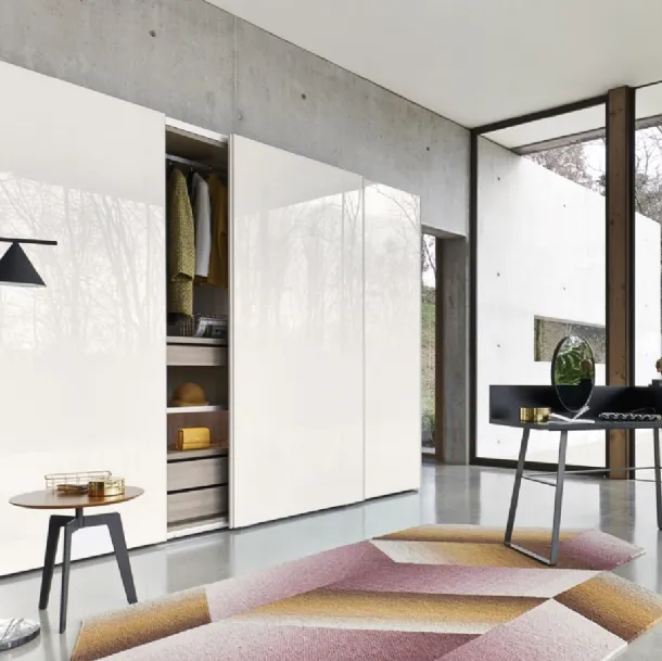 Armoire à portes coulissantes en laqué brillant de Sangiacomo.