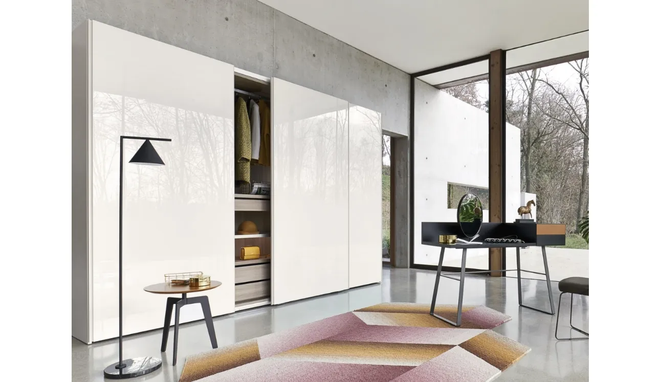 Armoire à portes coulissantes en laqué brillant de Sangiacomo.