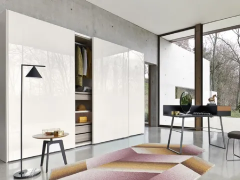 Armoire à portes coulissantes en laqué brillant de Sangiacomo.