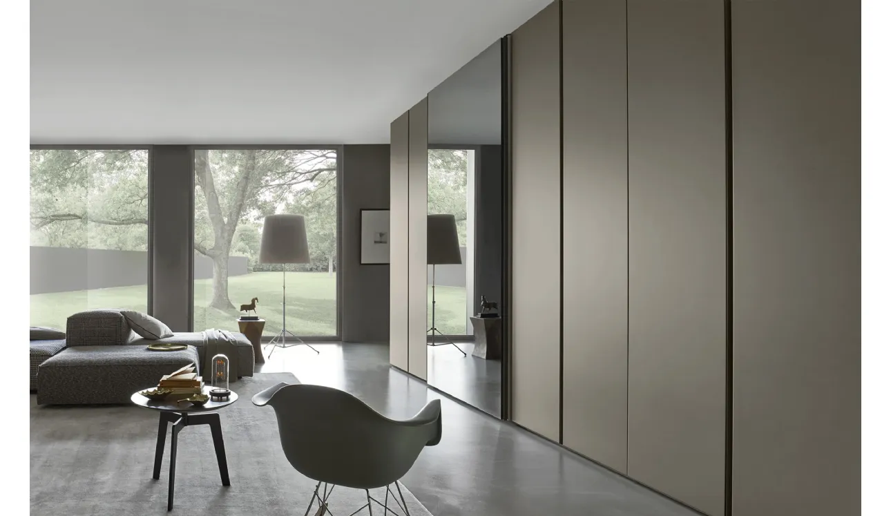 Armoire en Breccia Visone à portes battantes avec une porte coulissante en miroir de Sangiacomo
