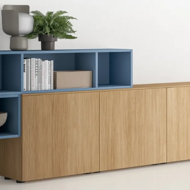Bahut linéaire intégré en mélaminé avec composition géométrique colorée de modules ouverts Pratico L2144 H971 de SantaLucia.