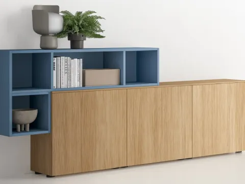 Bahut linéaire intégré en mélaminé avec composition géométrique colorée de modules ouverts Pratico L2144 H971 de SantaLucia.