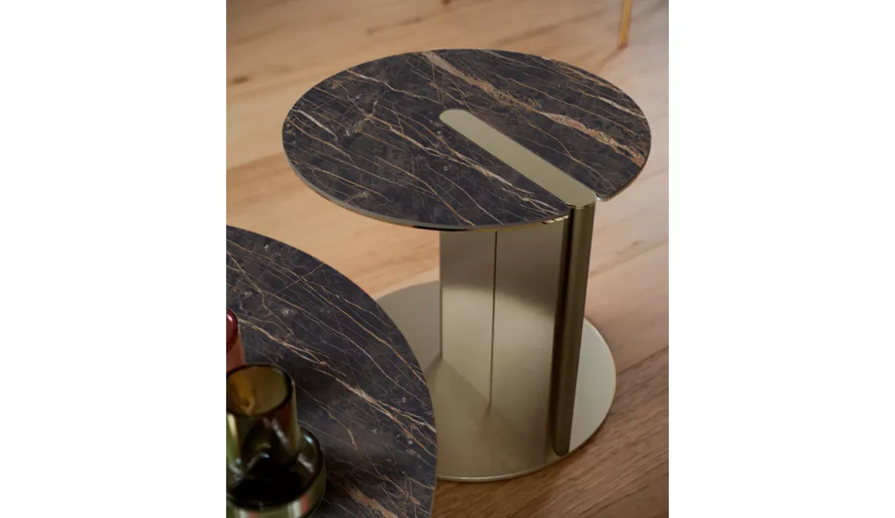 A low height and small dimensions that can be used as a dining