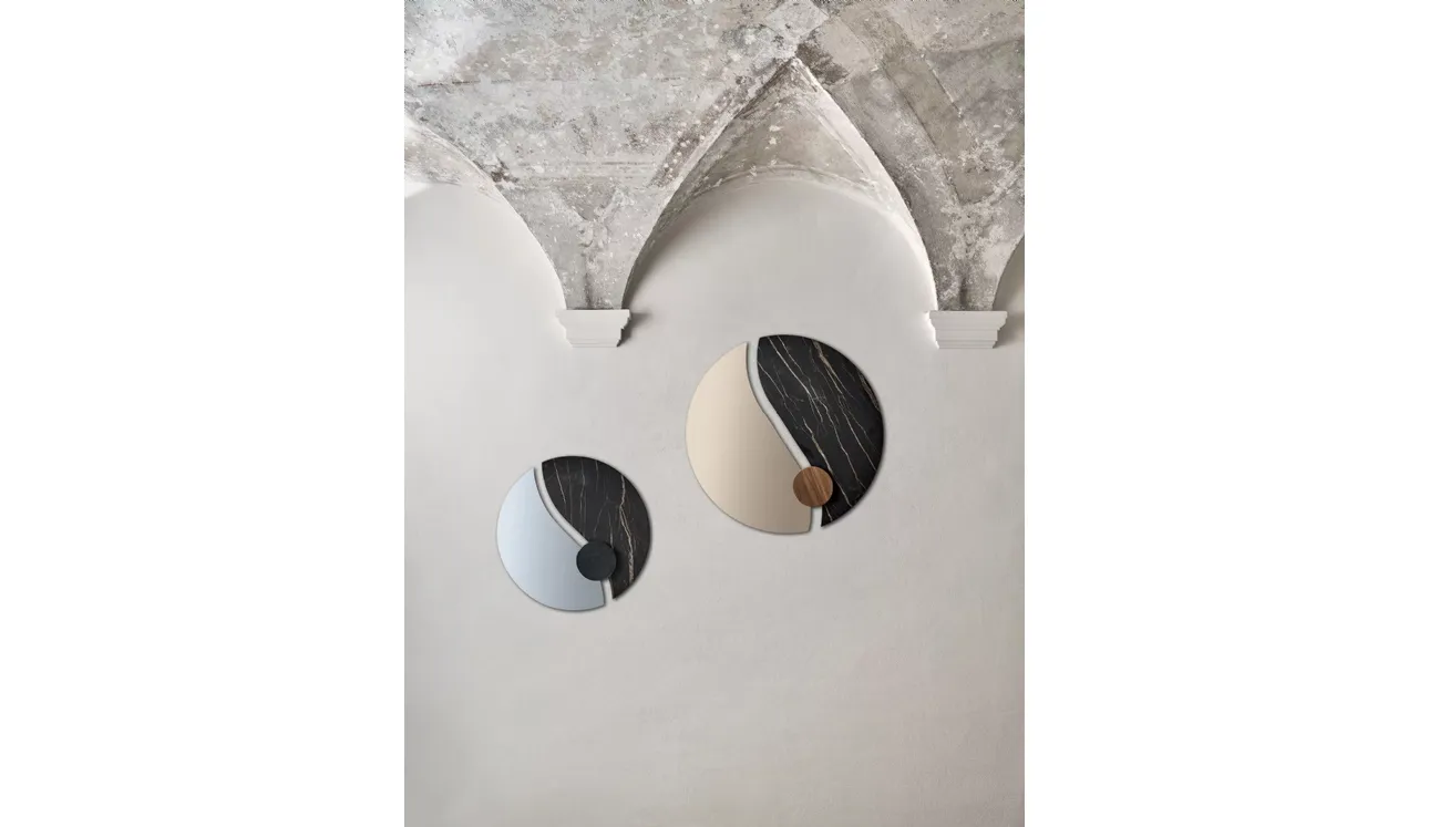 Miroir Luxor avec des éléments décoratifs en SuperMarmo et en bois de Bontem