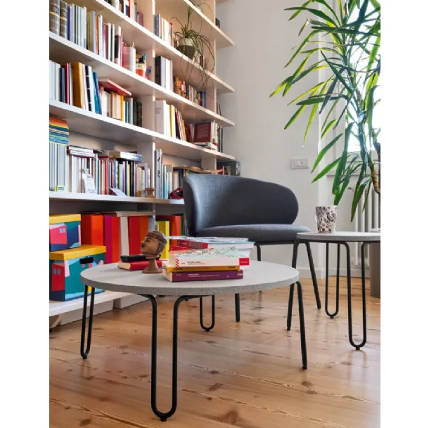 Table basse ronde en mélaminé pierre Piasentina et piètement en métal Stulle par Connubia