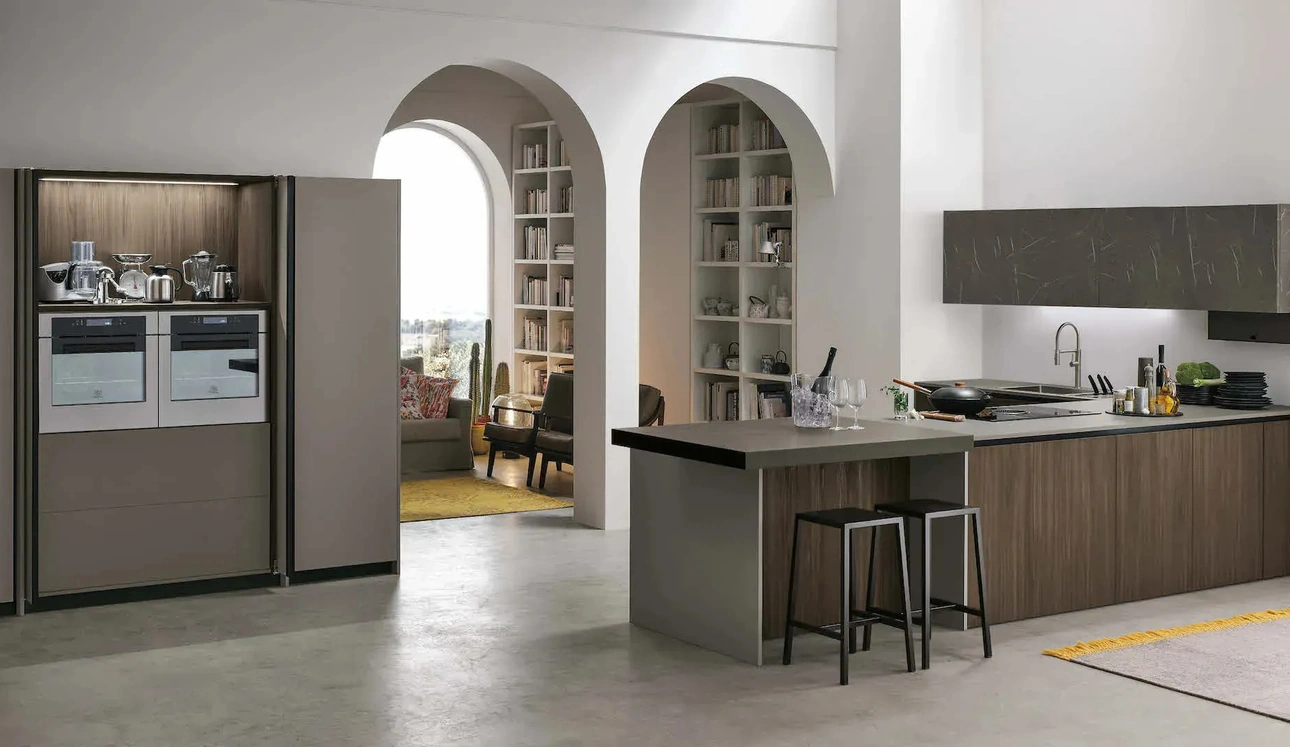 Cuisine moderne avec îlot Metropolis 04 en larice brun et PET de Stosa