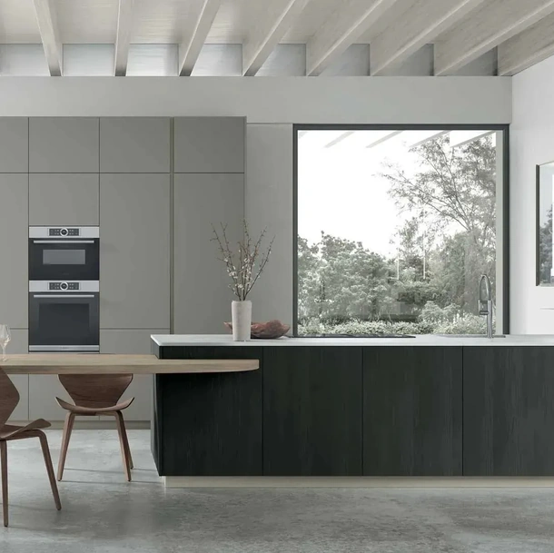 Cuisine moderne en PET gris fumé avec îlot en laric noir Metropolis 15 de Stosa