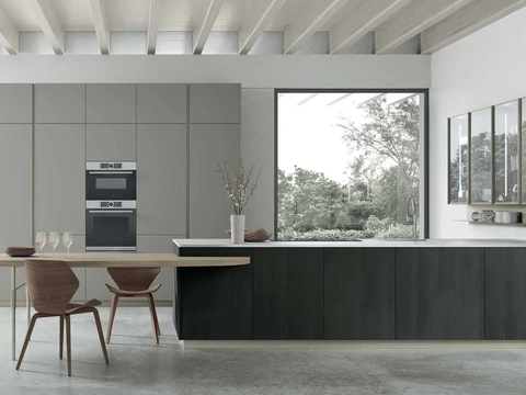 Cuisine moderne en PET gris fumé avec îlot en laric noir Metropolis 15 de Stosa