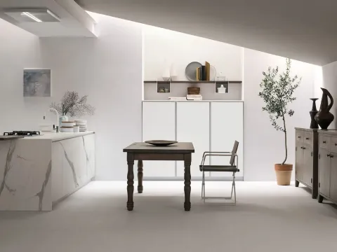 Cuisine moderne avec îlot Aliant 10 en verre et HPL de Stosa