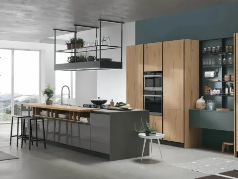 Cuisine moderne avec îlot laqué brillant Ardoise et Chêne Nature Infinity 15 de Stosa