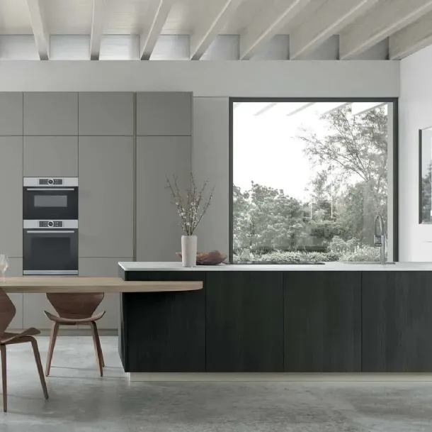 Cuisine moderne en PET gris fumé avec îlot en laric noir Metropolis 15 de Stosa
