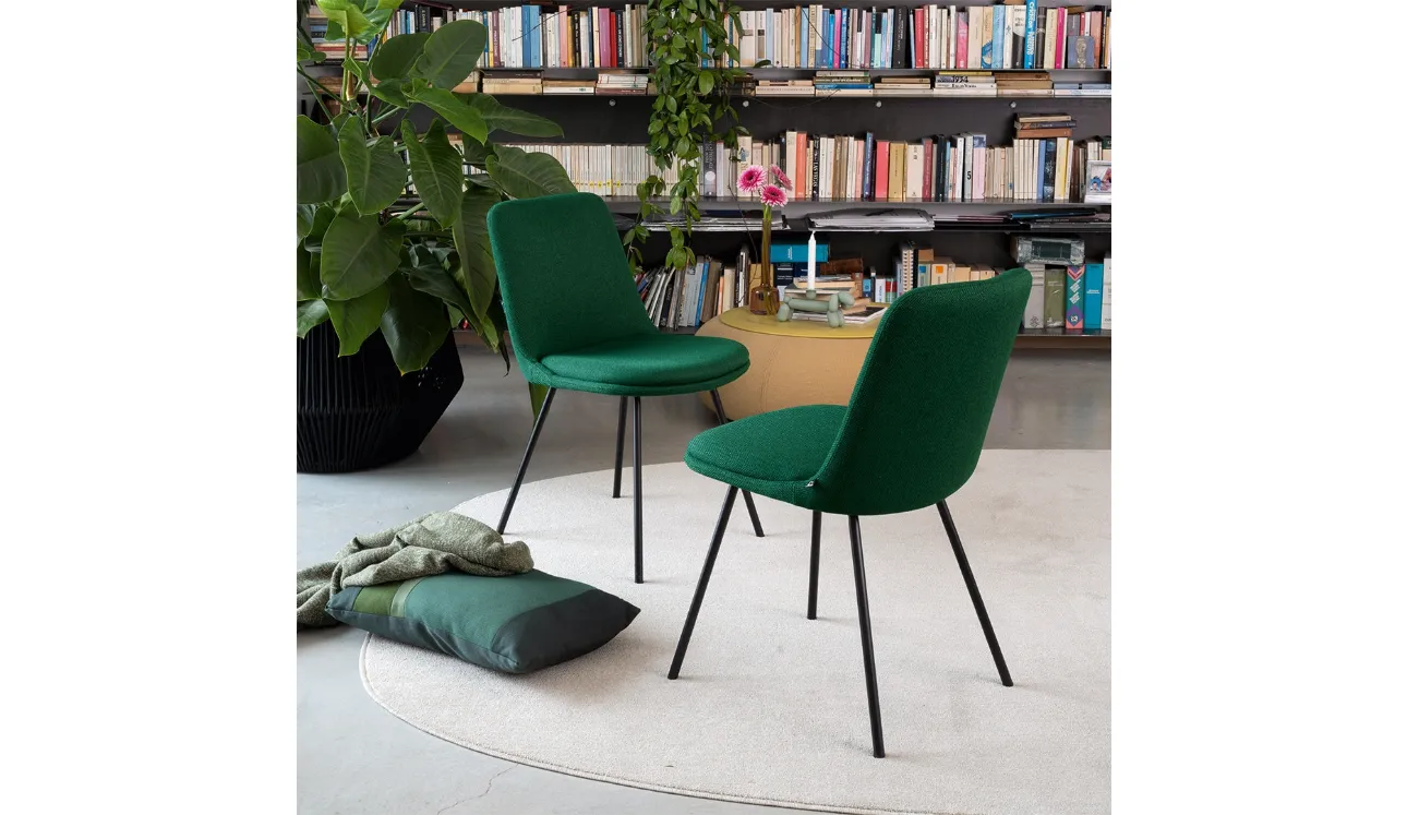 Chaise rembourrée en tissu Hedra de Connubia