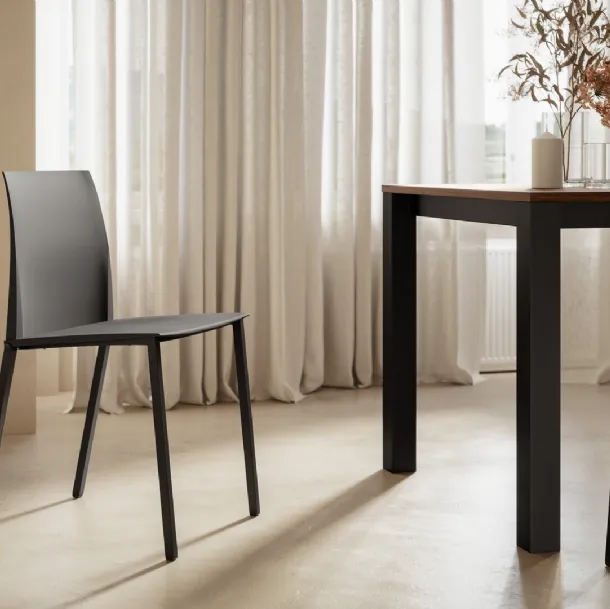 Chaise Zara avec structure en métal peint et assise en polypropylène d'Arredo3