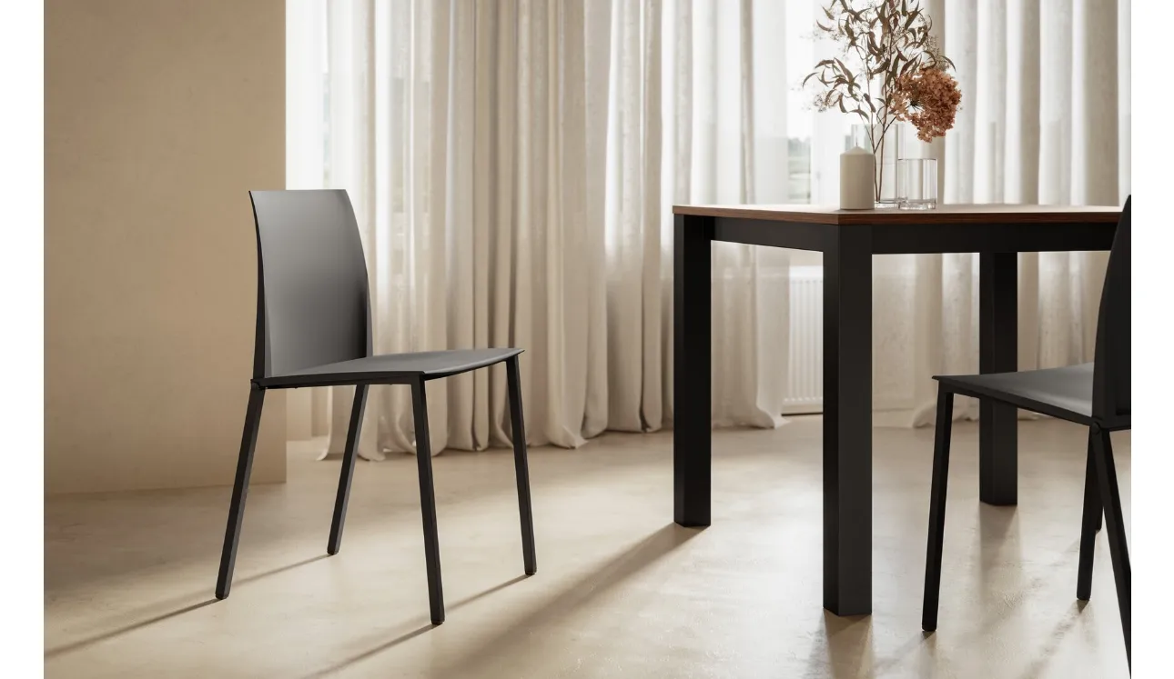 Chaise Zara avec structure en métal peint et assise en polypropylène d'Arredo3