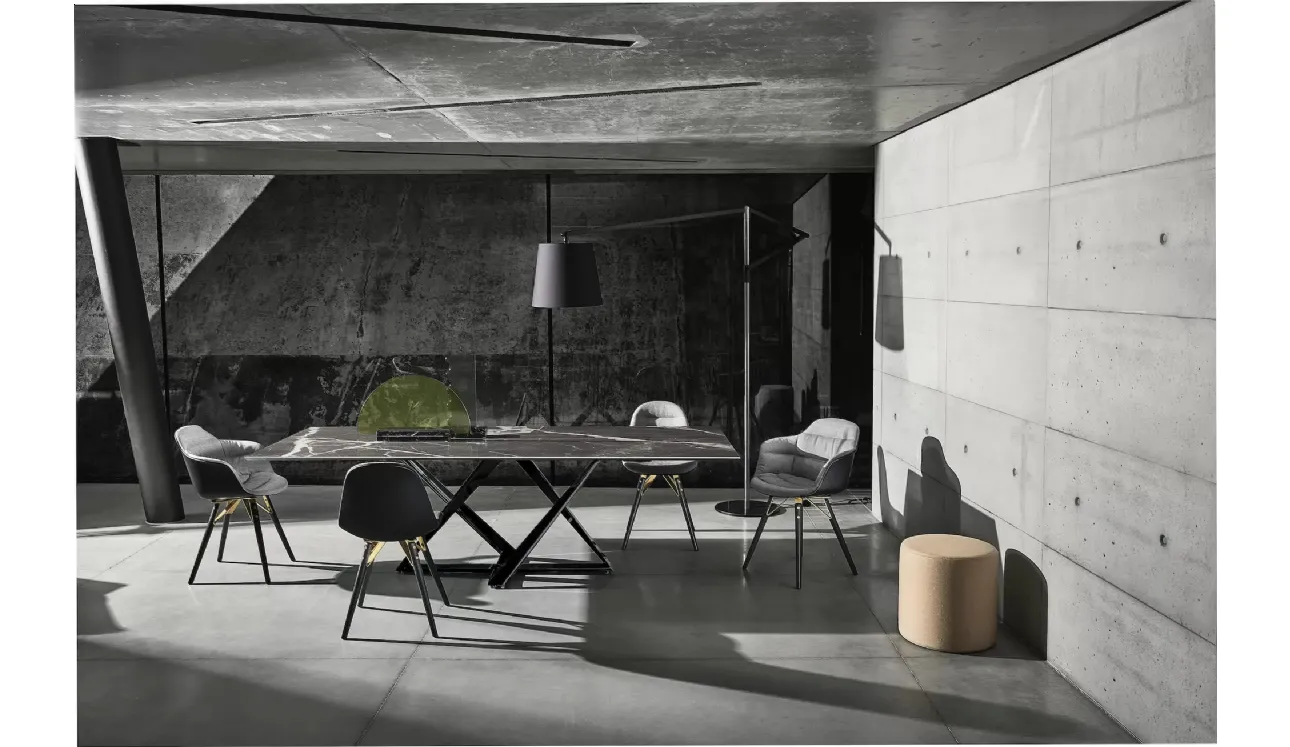 Cloe floor lamp with fabric shade and painted steel structure by Bontempi. A solid base for this lamp supports an articulated metal column covered with