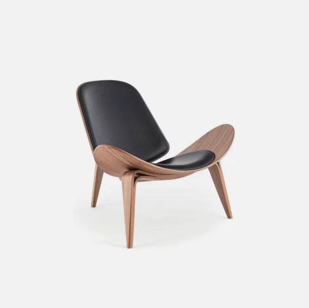Fauteuil design en bois avec assise en cuir de Sigerico.