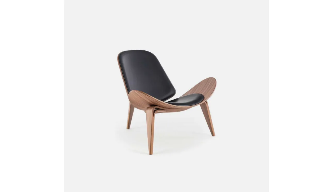 Fauteuil design en bois avec assise en cuir de Sigerico.