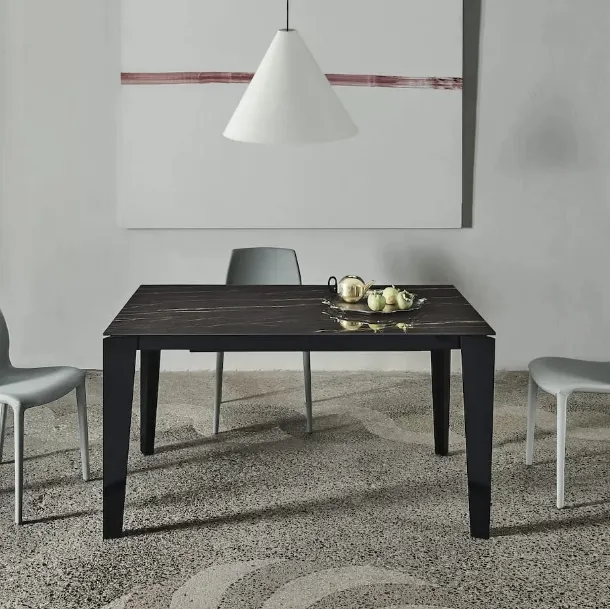 Table extensible Cruz XXL avec dessus en SuperMarmo et base en acier laqué de Bontempi