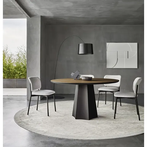 Table ronde Poliedro en chêne thermochauffé de Sangiacomo.