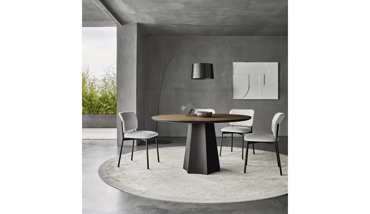 Table ronde Poliedro en chêne thermochauffé de Sangiacomo.