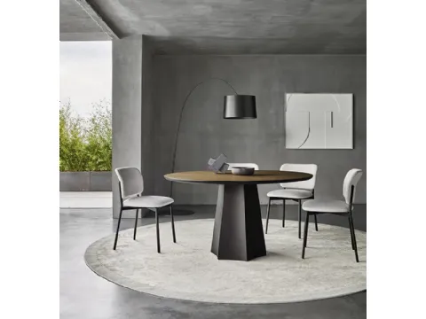 Table ronde Poliedro en chêne thermochauffé de Sangiacomo.